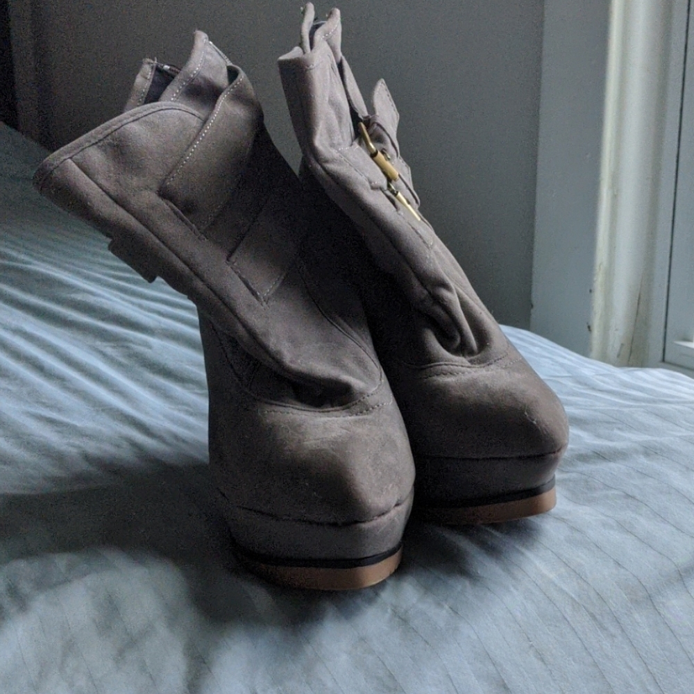 NWT Qupid booties
